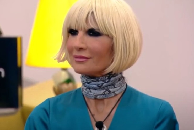 Pamela Prati con un foulard (Mediaset Infinity - youtube screenshot)