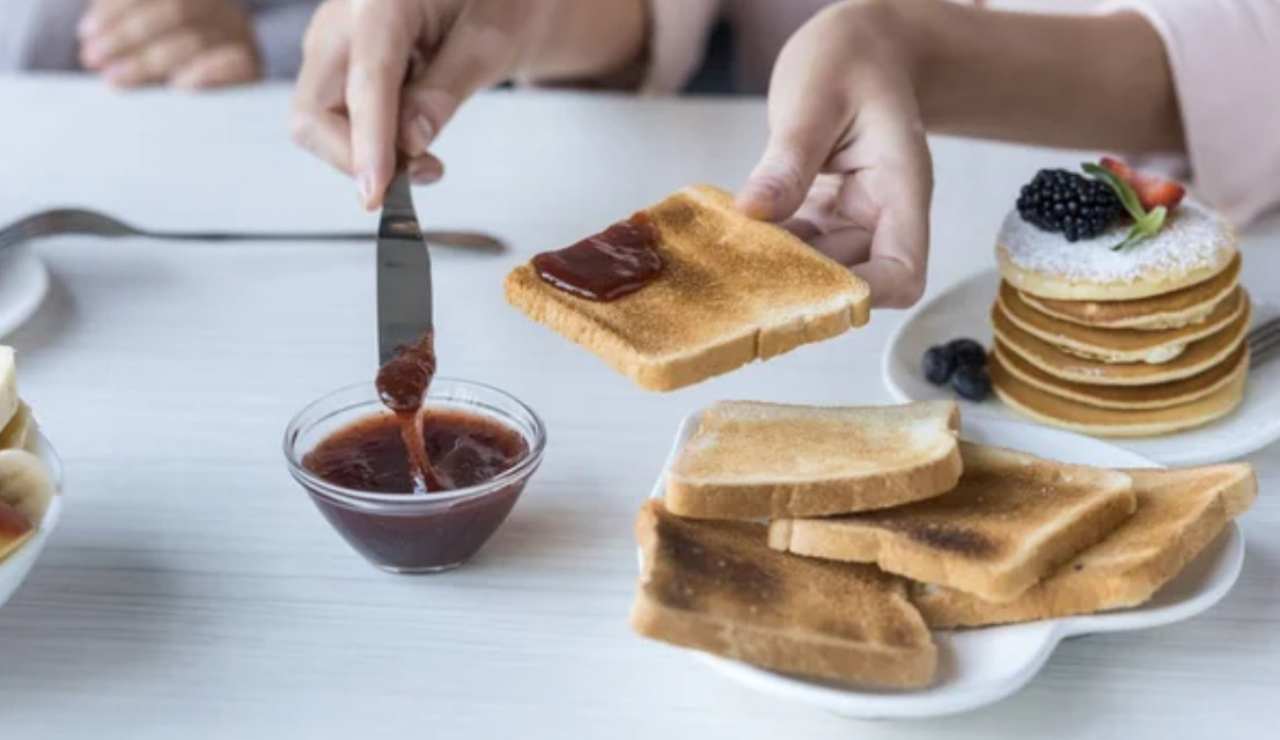 Colazione e pane tostato (Depositphotos foto)