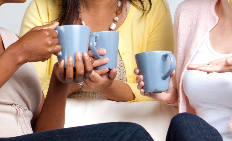 donne gustano il caffè