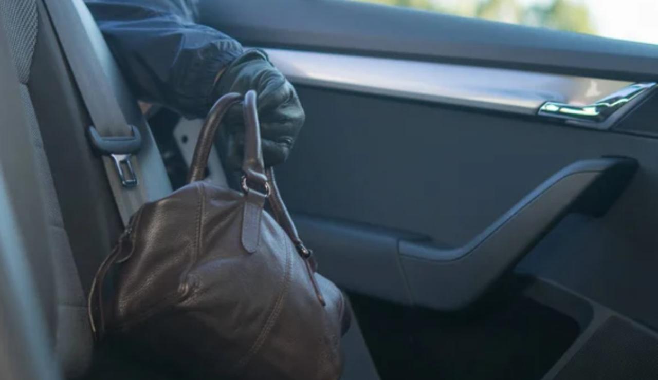 Furto di una borsa in auto (Depositphotos foto)