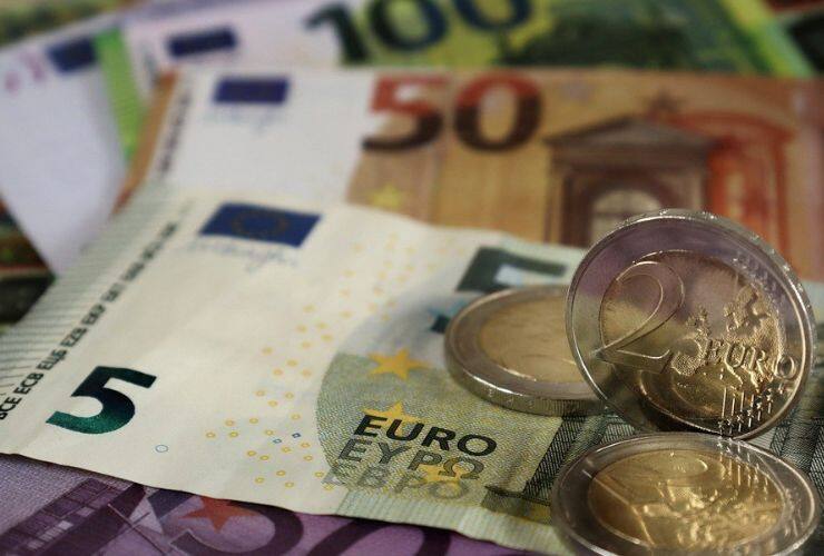 Banconote con monete in euro