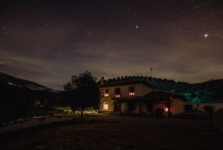 Casa isolata con luce