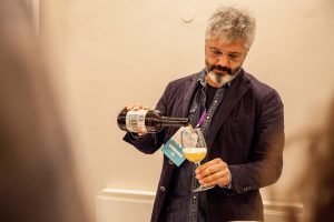 STATODONNA.IT, 19 OTTOBRE 2021. Un altro prestigioso riconoscimento per il birrificio artigianale foggiano ‘Rebeers’ dell’artigian o della birra Michele Solimando e Giovanni Simeone. Dopo quelli ottenuti all’interno del Salone Internazionale dell'Alimentazione ‘Cibus’, oggi arriva il Premio Eccellenza 2021 della VIII edizione di ‘Cerevisia’, concorso annuale patrocinato dal Ministero delle Politiche Agricole e promosso dal Banco Nazionale di Assaggio delle Birre (BaNAB), associazione costituita dalla Camera di Commercio Industria Artigianato e Agricoltura dell’Umbria, dal Centro di Ricerca per l’eccellenza della Birra dell’Università degli Studi di Perugia, dalla Regione Umbria, dal Comune di Deruta e dall’Associazione dei Birrai e dei Maltatori (AssoBirra).