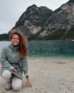 In Trentino Alto Adige, in Val Pusteria e precisamente nel Parco naturale Fanes - Sennes - Braies, c’è un Lago. E’ soprannominato “la Perla dei Laghi Alpini” perché è incastonato tra le montagne e le sue acque sono di colore verde smeraldo. E’ il Lago naturale più grande delle Dolomiti con i suoi 31 ettari di estensione, 36 metri di profondità e 1,2 chilometri di perimetro. Dal 2010 è diventato famoso perché ha fatto da scenario alle puntate di una fortunatissima fiction Rai, Un Passo dal Cielo.