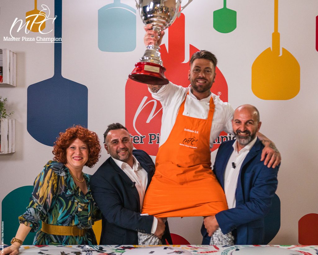 Il vincitore Raffaele Di Stasio e la giuria di Master Pizza Champion: da sinistra, Imma Gargiulo, Luciano Passeri e Tiziano Casillo