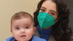 Manfredonia (Foggia), 09/11/2021 - (ansa) Prima la diagnosi di un tumore al seno, poi le speranze infrante di diventare mamma per la seconda volta a causa della menopausa precoce indotta dalle cure. E poi la scoperta che ha lasciato increduli anche i medici: Chiara, leccese di 28enne da anni trasferitasi a Manfredonia, in quella fase difficile della sua vita ha scoperto di essere incinta e ora lei e il marito Lorenzo stringono tra le braccia Enea il loro secondo genito nato nove mesi fa.