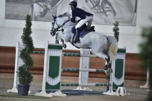 Gianluca Recchia è l’istruttore della Federazione Italiana Sport Equestri di questo gruppo sportivo ludico-agonistico, nato circa 2 anni fa, a fini agonistici del salto ad ostacoli, la disciplina sportiva in cui il rider è specializzato. Da un circa un mese, però, è stata aperta anche la scuola di equitazione per i principianti, per coloro che vogliano incominciare ad andare a cavallo ed intraprendere questa passione e/o carriera sportiva. 