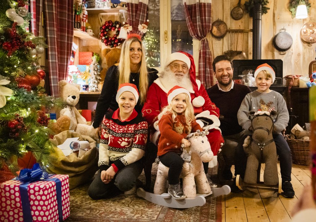 Dicembre 2021 – Un mondo magico e accogliente, ispirato allo stupore e all’innocenza dei piccoli, per vivere in sicurezza e allegria lo spirito del Natale, la festa per eccellenza dedicata ai bambini: è questa la proposta di Leolandia, parco a tema numero 1 in Italia per le famiglie, che quest’anno, in occasione del suo 50° compleanno, festeggia indossando il suo abito più elegante, quello del Natale Incantato.