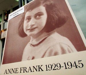 Una foto d'archivio che mostra la riproduzione di una foto di Anna FranK davanti al Centro Studi a lei dedicato a Berlino. ARCHIVIO /ANSA