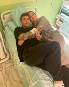 Chiara Ferragni, moglie di Fedez, ha postato una foto di loro due abbracciati sul letto dell'ospedale San Raffaele, dove il rapper è stato operato: "questa foto - scrive in inglese su Instagram - è stata fatta lunedì pomeriggio all'ospedale, il giorno prima della sua delicata operazione al pancreas. Eravamo spaventati per ogni cosa: la sua diagnosi, il suo intervento, la sua ripresa e per il futuro della nostra famiglia. L'operazione di martedì è andata bene, e lui si sta riprendendo e speriamo che questo diventi solo un brutto ricordo che ci insegni, ancora una volta, l'importanza di apprezzare la vita al meglio, ogni giorno. Grazie a tutti quelli che ci hanno fatto sentire il loro amore e hanno detto una preghiera per noi, ci ha dato molta forza".