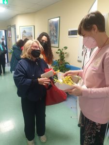 Una distesa di piantine fiorite ha accolto questa mattina pazienti e operatrici sanitarie nell’Ospedale Perinei di Altamura. Musica, mimose e tisane hanno invece ricreato un momento di relax per le degenti del reparto di Oncologia alll’Ospedale San Paolo e per il personale ASL è da oggi attivo un sito di poesie da ascoltare a casa o nella pausa dal servizio per aiutarli nel loro lavoro di cura