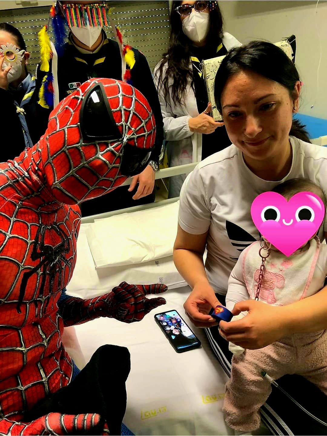 Francesco di Carapelle vestito da Spider-Man porta il sorriso ai bambini