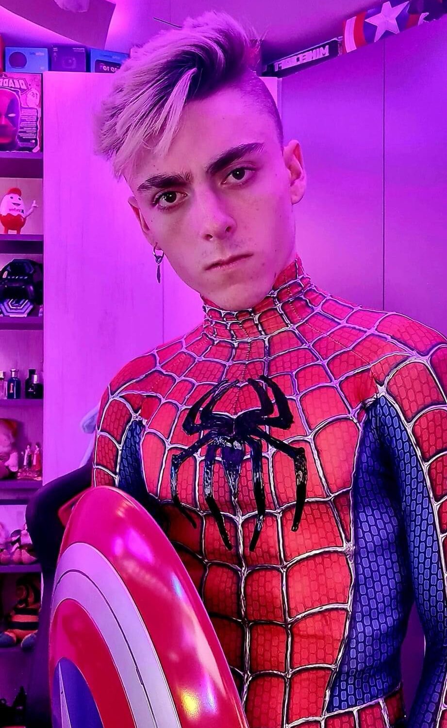 Francesco di Carapelle vestito da Spider-Man porta il sorriso ai bambini