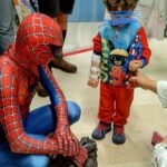 Francesco di Carapelle vestito da Spider-Man porta il sorriso ai bambini