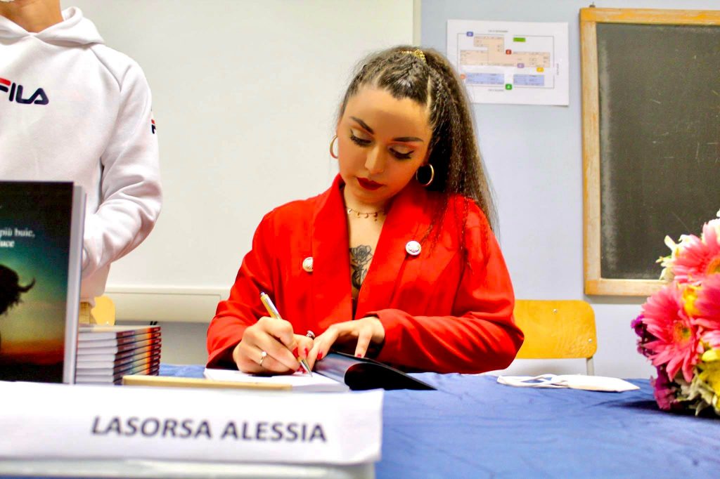 Alessia è riuscita, grazie al potere catartico della scrittura, a raccontarsi attraverso una penna e un foglio, dando “vita” al suo “primo figlio” come le piace definirlo, il suo primo libro: Nelle notti più buie, tu sei luce”.