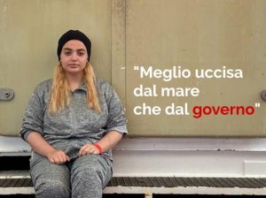 TARANTO - "Ho protestato per la libertà delle donne in Iran. Il governo mi ha arrestato e condannato a 4 anni di carcere e 75 frustate. Sette dei miei amici sono morti durante le proteste. Sono dovuta fuggire per salvarmi la vita. Ho visto l'inferno in questa barca, ma preferisco essere uccisa dal mare che dal governo". Sono le dichiarazioni di una 19enne iraniana - riferite dalla ong Sos Mediterranee - arrivata questa mattina a Taranto a bordo della nave Ocean Viking. La giovane è arrivata con altri 75 migranti soccorsi mentre erano alla deriva nel Mar Jonio a bordo di una barca a vela partita da Smirne, in Turchia. Lo riporta l'agenzia Ansa.