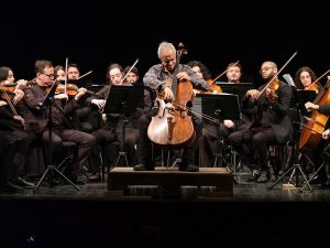 Inizia a luglio la stagione concertistica 2024 dell'Orchestra Sinfonica di Matera In cartellone Puccini, Tchaikovsky, Gershiwin ma anche De André e Stravinskij per una proposta musicale che continua a rinnovarsi nel solco della tradizione sinfonica e con uno sguardo attento alle nuove generazioni e alle proposte musicali contemporanee Con 33 concerti, con quasi 3.500 giornate lavorative di musicisti assunti, oltre 5.500 biglietti venduti in 6 mesi, circa 250 abbonamenti emessi per la stagione 2023, la pubblicazione di un book fotografico e con circa 300 candidati alle audizioni per la imminente stagione concertistica, l'Orchestra Sinfonica di Matera si appresta a cominciare le attività della stagione 2024 portando avanti la sua mission: divulgare la musica sinfonica, formare i pubblici ed essere un punto di riferimento per la ricerca musicale sia in ambito locale che nazionale. Presentato in anteprima ad aprile, il book fotografico, a cura di Antonello Di Gennaro Editorial and Corporate photographer, mette in risalto l'impegno e gli ottimi risultati raggiunti in un anno di lavoro da un'istituzione culturale ormai consolidata sul territorio. La pubblicazione racchiude tutti gli eventi del calendario invernale del 2023: oltre alle foto degli spettacoli dal vivo, è corredata dai ritratti dei protagonisti della stagione e dagli interventi del Presidente della Provincia di Matera Piero Marrese, del Sindaco di Matera Domenico Bennardi e del Direttore del Conservatorio "E. R. Duni" di Matera Carmine Antonio Catenazzo e sarà in vendita presso la libreria Mondadori Bookstore a Matera. "Il 2023 è stato un anno di importanti conferme per l'Orchestra Sinfonica di Matera" spiega Gianna Racamato, presidentessa della Fondazione Orchestra Sinfonica di Matera "caratterizzato da un intenso programma di attività finalizzato a consolidare le iniziative e gli obiettivi dichiarati dai Soci fondatori: l'Orchestra Sinfonica di Matera ha offerto significative opportunità lavorative ai giovani talenti del territorio, molti di loro espressione del Conservatorio E.R. Duni, permettendo loro di interagire con artisti, direttori e solisti di fama internazionale; siamo riusciti a portare avanti con successo il percorso iniziato nel 2022 con il riconoscimento da parte del Ministero della Cultura a candidati ad Istituzione Concertistico Orchestrale per il triennio 2022/2024 grazie all'ingresso, quali soci, della Provincia di Matera, del Comune di Matera e del Conservatorio E.R. Duni di Matera e alla trasformazione in Fondazione di Partecipazione; infine, con orgoglio, abbiamo collezionato successi e ottenuto l'apprezzamento del pubblico, rafforzando la consapevolezza dell'importanza di avere un'Orchestra Istituzionale a rappresentanza di Matera Città e dell'intera Provincia". "Siamo orgogliosi come Provincia di Matera di prendere atto che il progetto OSM sia diventato una realtà di grande livello, peraltro arricchita dalla considerazione che sono tanti i giovani del nostro territorio che ne fanno parte" commenta il Presidente della Provincia, Piero Marrese "Per questo il nostro sostegno è più che mai conclamato: lo facciamo con entusiasmo e grande convinzione perché uno degli obiettivi prioritari della Provincia di Matera è anche quello di creare nuove opportunità di lavoro per i nostri ragazzi. L'Orchestra Sinfonica di Matera è una fucina di talenti ed è patrimonio di tutti". "L'Orchestra sinfonica di Matera, rappresenta la realizzazione concreta del sogno di vedere una sinfonica materana, coniugando la volontà di un protagonismo attivo nella musica da parte della capitale europea della cultura, con l'esigenza di valorizzare i talenti artistici locali, creando quindi anche opportunità di lavoro" spiega il sindaco di Matera, Domenico Bennardi "Un progetto in cui abbiamo creduto dal primo momento, portandolo al vaglio del consiglio comunale e con il coinvolgimento tra i soci di un'altra eccellenza materana, il Conservatorio Duni di Matera". Con l'inizio delle sessioni di audizioni per l'organico 2024, l'Orchestra Sinfonica di Matera si appresta a cominciare una nuova stagione concertistica: sono state circa 300 le candidature arrivate tramite bando pubblico provenienti sì dalla Basilicata, ma anche da tutto il territorio nazionale con richieste anche da Brasile, Colombia e Polonia e con una significativa presenza di candidati under 30. Le audizioni si terranno da martedì 18 giugno fino a sabato 29 giugno nelle sale del Conservatorio E.R. Duni di Matera per selezionare strumentisti di tromba, clarinetto, percussioni, timpani, trombone, corno, viola, flauto, fagotto, oboe, violino. "La presenza di un'orchestra sinfonica in un territorio come quello di Matera e della sua provincia è un valore aggiunto non solo per gli appassionati, che possono tornare ad ascoltare musica sinfonica di alto livello senza dover raggiungere le regioni limitrofe, ma è soprattutto una importantissima risorsa per le generazioni più giovani che possono così avvicinarsi alla musica sia attraverso i progetti concordati con le realtà scolastiche, sia avendo la possibilità di frequentare i concerti nella propria città, senza dimenticare che la musica è fondamentale per lo sviluppo turistico di un luogo" spiega il Direttore artistico dell'Orchestra Sinfonica di Matera, Saverio Vizziello, che continua "Nel cartellone di quest'anno ricordiamo due figure importantissime della musica colta, Gershwin e Puccini, vogliamo continuare a coinvolgere i territori della provincia portando delle proposte musicali di alto livello artistico che però possano essere anche facilmente riconoscibili per ogni ascoltatore, vogliamo continuare la proficua e sfidante collaborazione con il festival di musica antica dedicato a Egidio Romualdo Duni per arrivare alle festività natalizie con uno dei compositori che forse più ha amato e meglio interpretato le atmosfere invernali, Tchaikovsky. Siamo molto soddisfatti dei risultati raggiunti lo scorso anno e vogliamo continuare a lavorare al meglio per raggiungere obiettivi sempre più ambiziosi". I mesi estivi vedranno dunque protagonista la provincia di Matera dove l'Orchestra porterà due progetti: il primo dedicato alle serenate con concerto d'archi e recita di poesie d'amore, il secondo dedicato alla figura di Fabrizio De André con il corpo orchestrale in accompagnamento alla voce di Mario Rosini. È prevista invece a settembre a Matera la presentazione della parte invernale della stagione concertistica con un appuntamento dedicato alla grande musica americana con brani di George Gershwin e Leonard Bernstein per festeggiare il centesimo anniversario di "Rhapsody in Blue", il capolavoro che George Gershwin compose nel gennaio 1924 e presentò per la prima volta il 12 febbraio dello stesso anno all'Aeolian Hall di New York. Si continua ancora a Matera con il programma autunnale dedicato a Puccini nei cento anni della scomparsa del compositore toscano, per arrivare a dicembre con un concerto dedicato alle musiche di Piotr Ilyich Tchaikovsky passando attraverso le atmosfere elettroniche coniugate alla musica classica dei concerti per le scuole e la coproduzione con il Festival Duni del balletto Pulcinella, scritto da Igor' Fëdorovič Stravinskij su musiche di autori del '700.