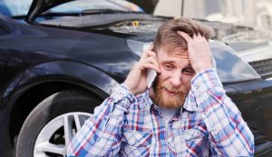 Uomo disperato vicino alla sua auto (Pexels foto)